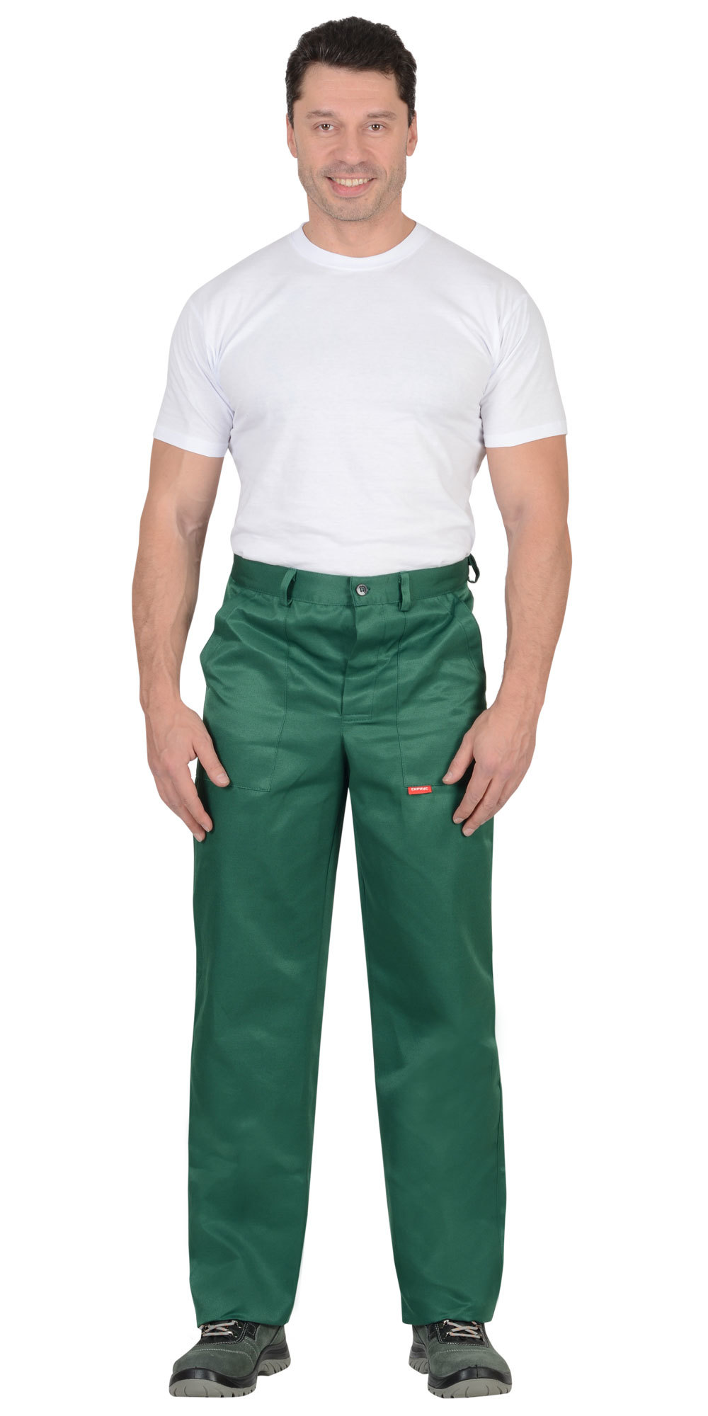 Мужчины в зеленых брюках